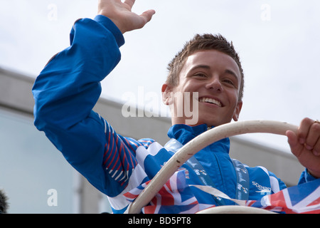 OM Daley Olympischen Taucher winken in blauem Trainingsanzug Stockfoto