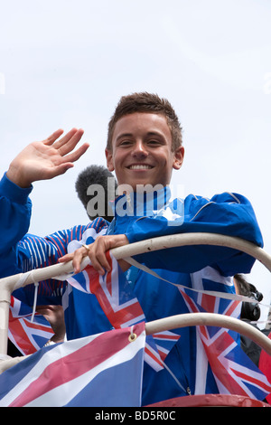 Tom Daley Olympischen Taucher winken in blauem Trainingsanzug Stockfoto