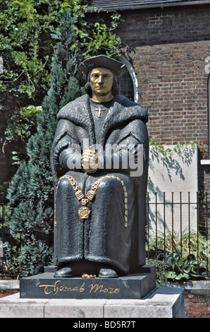 Statue von Thomas More von Leslie Cubitt Bevis vor Chelsea Old Church, Cheyne Walk, London. Stockfoto