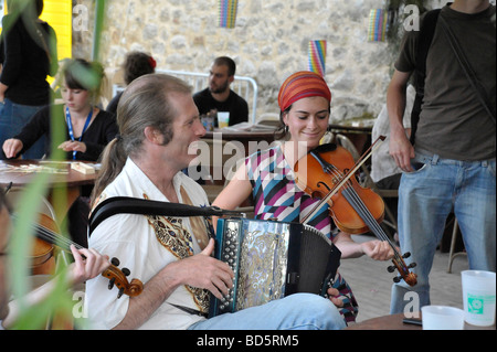 Diatonische Akkordeonisten und Geige Volksmusikanten genießen eine musikalische jamming Session im französischen Anwaltskammer Stockfoto