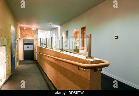 Gehweg und Geländer im neu umgebauten Musée Archéologique / Archäologie-Museum - Martizay, Indre, Frankreich. Stockfoto