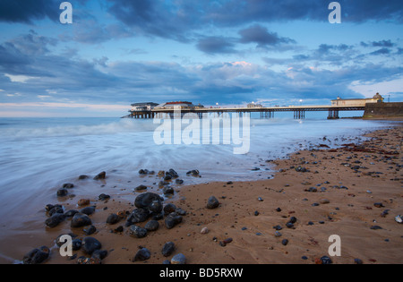 Cromer Pier an einem Sommerabend auf der Küste von Norfolk Stockfoto