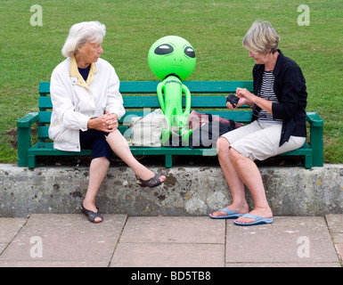 Ausländer und ältere Menschen, Cowes, Isle of Wight, England, UK, GB. Stockfoto