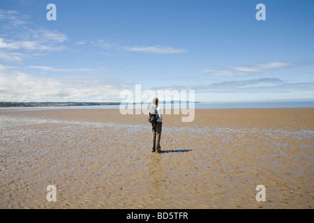 Llanddona Isle of Anglesey North Wales UK Juli einsame Gestalt von einem weiblichen Walker, Blick auf die irische See Stockfoto