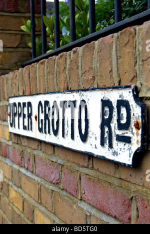 obere Grotte-Straße, benannt nach der Grotte des 18. Jahrhunderts Schriftsteller und lokalen resident Alexander Pope, Twickenham, england Stockfoto