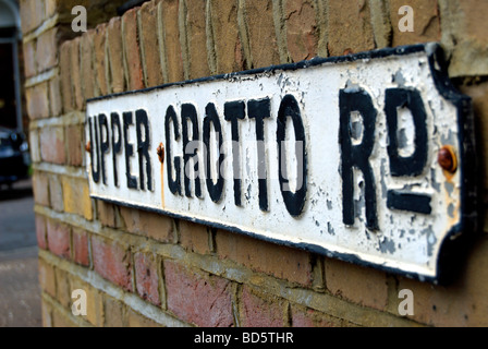 obere Grotte-Straße, benannt nach der Grotte des 18. Jahrhunderts Schriftsteller und lokalen resident Alexander Pope, Twickenham, england Stockfoto