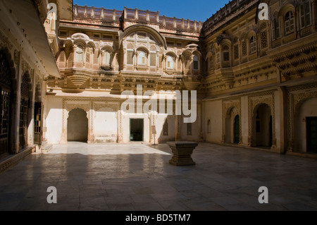 Meherangarh Fort, die majestätische Festung, Blick auf die Festung außerhalb der Mauern und großzügige Innenräume, Jodpur, blaue Stadt, Rajasthan, Indien Stockfoto