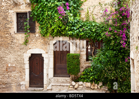 Vordere Türen zu Wohnungen in St. Paul de Vence, Provence Frankreich Stockfoto