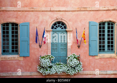 Vorderseite des Gebäudes in Roussillon, Provence Frankreich Stockfoto