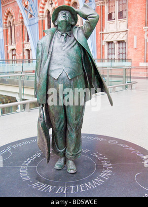 Sir John Betjeman Statue bei St Pancras Bahnhof. London, England Stockfoto