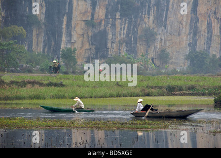 Zwei Ruderboote Ngo Dong River Tam Coc Ninh Binh Provinz Nord-Vietnam Stockfoto