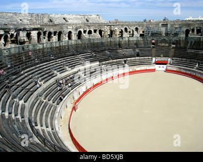 Römische Arena/Amphitheater im Sonnenschein in Nimes in der Provence in Frankreich Stockfoto