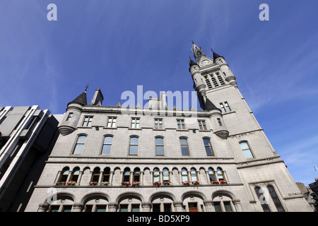 Das imposante Gebäude der grauen Granit Stadthauses in Aberdeen, Schottland, Großbritannien, die auch der Sheriff Court beherbergt Stockfoto