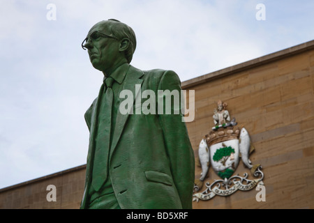 Statue von Donald Dewar, Mitglied des Parlaments und erster Minister von Schottland, Buchanan Street, Glasgow, Schottland, Vereinigtes Königreich Stockfoto