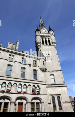 Das imposante Gebäude der grauen Granit Stadthauses in Aberdeen, Schottland, Großbritannien, die auch der Sheriff Court beherbergt Stockfoto