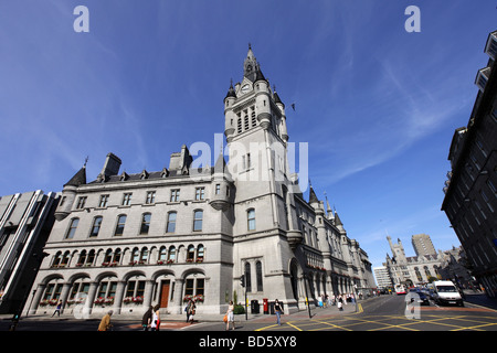 Das imposante Gebäude der grauen Granit Stadthauses in Aberdeen, Schottland, Großbritannien, die auch der Sheriff Court beherbergt Stockfoto