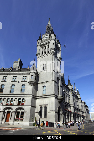 Das imposante Gebäude der grauen Granit Stadthauses in Aberdeen, Schottland, Großbritannien, die auch der Sheriff Court beherbergt Stockfoto