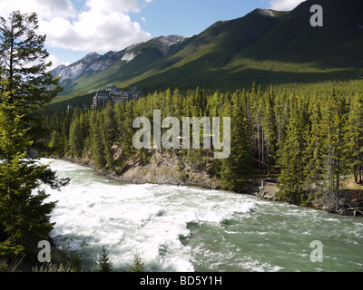 Bow River Falls und das Fairmont Hotel in Banff Nationalpark in Alberta, Kanada Stockfoto