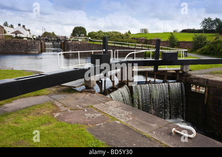 Forth und Clyde Canal bei Lock 21 in der Nähe von Maryhill Glasgow, Schottland, UK, Großbritannien Stockfoto