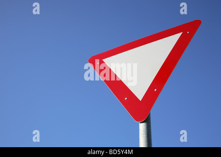 Vorfahrt für den Verkehr - Zeichen vor einem blauen Himmel mit textfreiraum Verkehr. Stockfoto