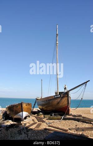 Hölzerne Fischerboote am Strand, Deal, Kent, England, Vereinigtes Königreich Stockfoto