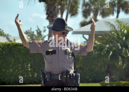 Florida Highway Patrol regelt den Verkehr an der Unfallstelle. Stockfoto