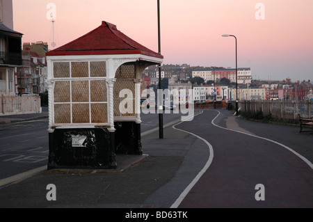 Sonnenuntergang neben einem viktorianischen Seestadt Tierheim am Dezember Tag in Ramsgate, Kent, UK Stockfoto