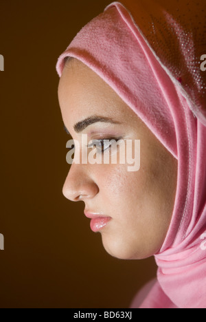 Profil von eine junge muslimische Frau Stockfoto