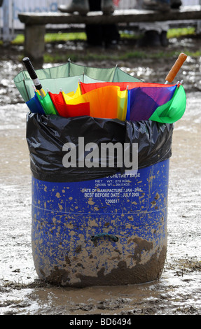 Gebrauchte Schirme in schlammigen Abfällen bin Royal Welsh Show 2009 Stockfoto