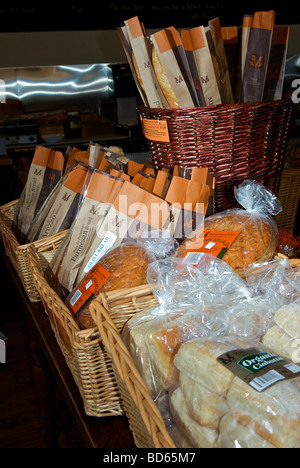 Auswahl von knusprigem Brot Brötchen in Körben Deli Abschnitt Lebensmittelgeschäft Stockfoto