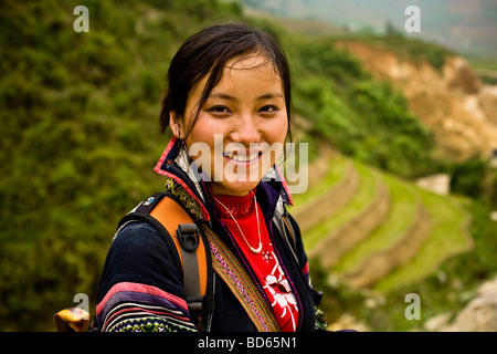 Ein junges Mädchen aus der Black Hmong Bergstämme in Sapa Vietnam steht für ein Porträt in den nördlichen Bergen des Landes Stockfoto