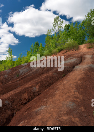 Badlands-Landschaft, die durch rote und graue trockene erodierten Lehm gebildet Stockfoto