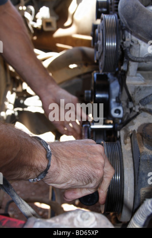 Mann arbeitet auf Dodge Motor Stockfoto