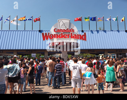 Menschen aufgereiht am Eingang des Kanadas Wunderland Freizeitpark Stockfoto