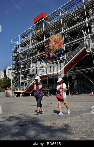 Paris Frankreich, japanische Touristen vor dem George Pompidou Museum, schützen sich, auf der Front Plaza, im Zentrum von pompidou Stockfoto