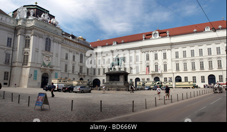 Josefsplatz mit Statue von Joseph II in Ansamble der Hofburg in Wien Stockfoto