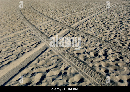 Reifenspuren im Sand Stockfoto