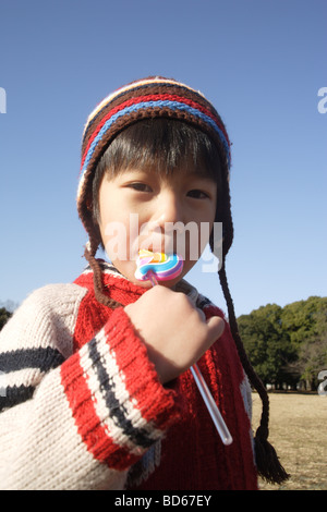 Japanische junge lecken Lutscher Stockfoto