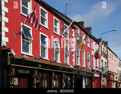 Carrickmacross Main Street farbig Ladenfronten Stockfoto
