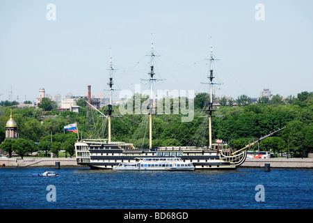 Ein Segelschiff auf Newa im Zentrum von St. Petersburg, Russland. Stockfoto