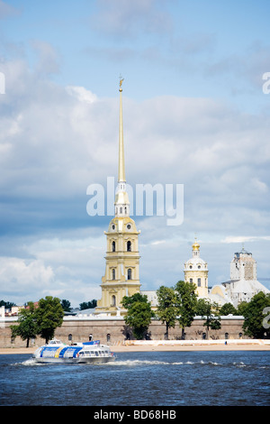 Ein Fahrgastschiff am Newa-Ufer in der Nähe von Peter und Paul Fortress in St. Petersburg, Russland. Stockfoto