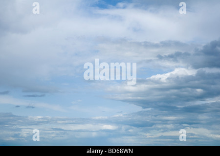 Weiche neblige Cumulus und grauer Stratuswolken, mit blauem Himmel darüber hinaus. Stockfoto