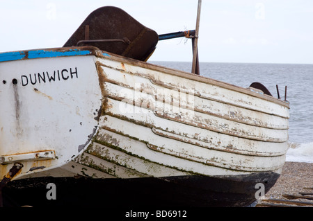 Einem alten hölzernen Fischerboot sitzen auf dem Kiesstrand am Dunwich, Suffolk, England Stockfoto