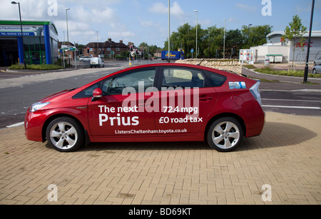 Roten Toyota Prius T3 Hybridauto geparkt Cheltenham UK Stockfoto