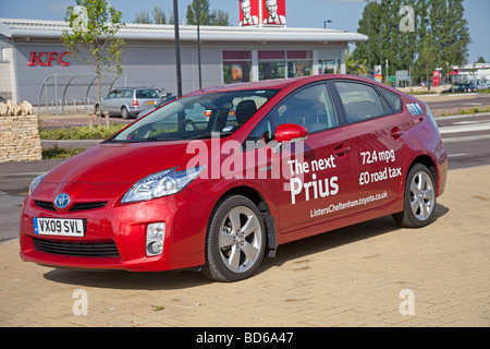 Vorderansicht roten T3 Toyota Prius Hybrid-Auto geparkt Cheltenham UK Stockfoto