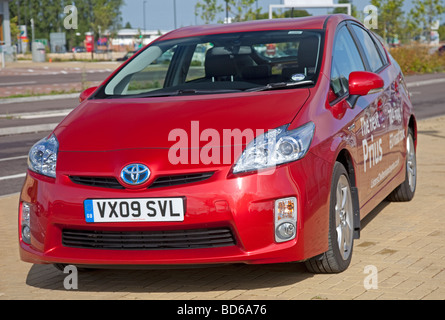 Vorderansicht roten T3 Toyota Prius Hybrid-Auto geparkt Cheltenham UK Stockfoto