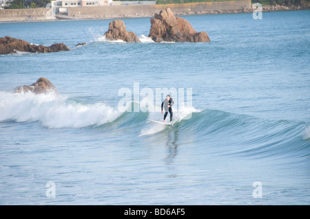 Surfen am St Brelades Bucht, Jersey, Kanalinseln Stockfoto