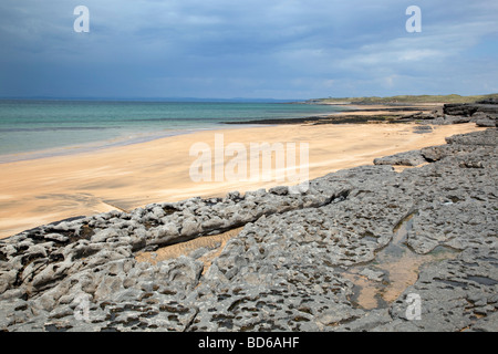 Strand und Felsen am Fanore County clare Stockfoto