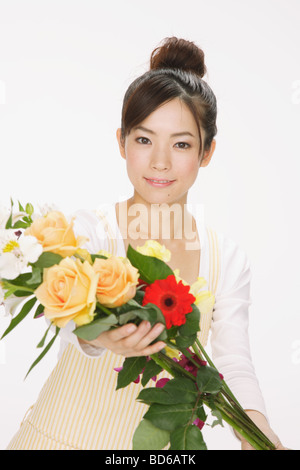 Frau präsentiert einen Blumenstrauß Stockfoto