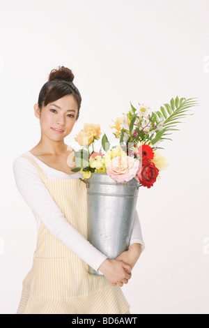 Junge Frauen halten Blumentopf Stockfoto